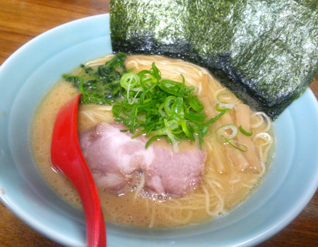 松壱屋さんの醤油とんこつラーメン(細麺)