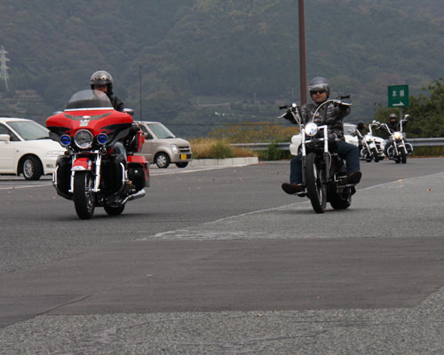 やべっ 駐車場の人たちがみんなこっち見てる・・・。緊張!!!