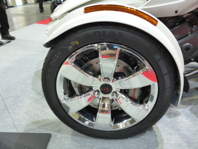 F3 LTD white front wheel