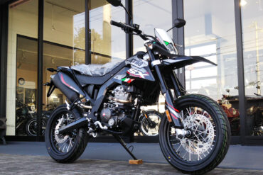 2月4日(木)　・・・　中古車 ハーレーダビッドソン XL883L ( ホワイト ) 入荷しました。