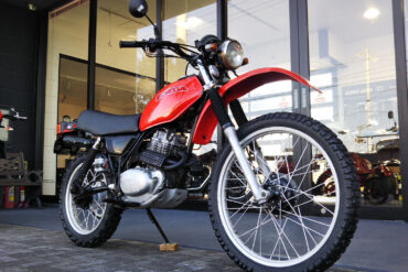 2月19日(金)　・・・　装備満載の軽二輪　ホンダ CB190X ホワイト 入荷展示中です。